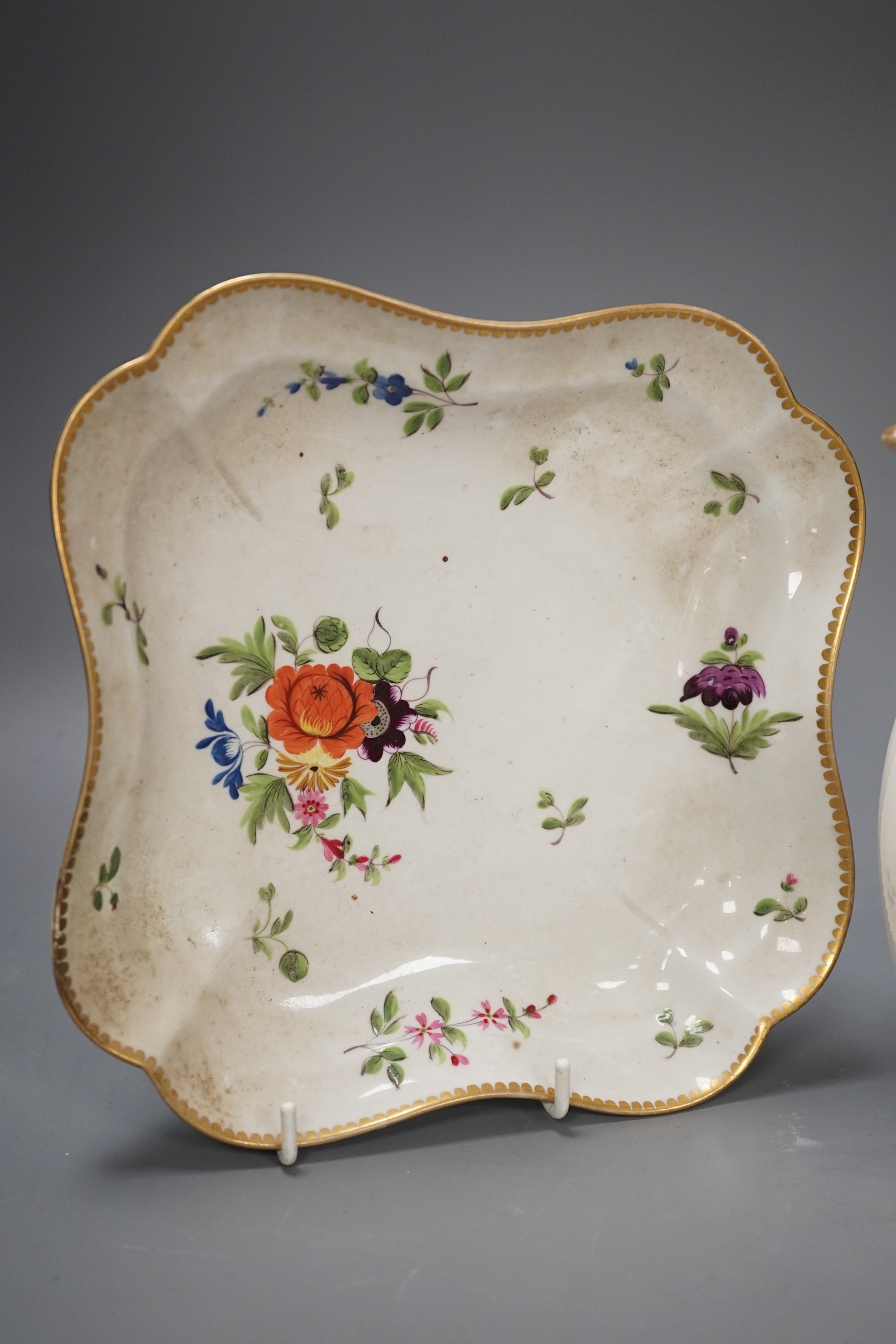 A Regency porcelain jug, 18cm high, and a Chamberlain's Worcester plate